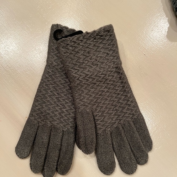 UGG Winter Grey sweater weather pom pom hat & infinity scarf set - Picture 4 of 8